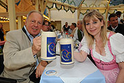 noch etwas am Fuß lädiert: Wiesn Stadtrat Helmut Schmid mit Stadtrats Kollegin Gabriele Neef (Foto: Ingrid Grossmann)